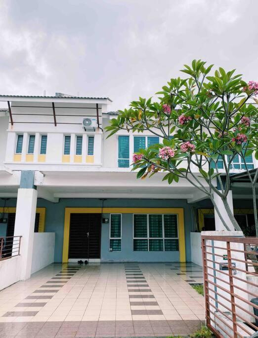Spacious Cozy Lakeville Homestay 4 Bedrooms All With Aircond Seri Iskandar Buitenkant foto