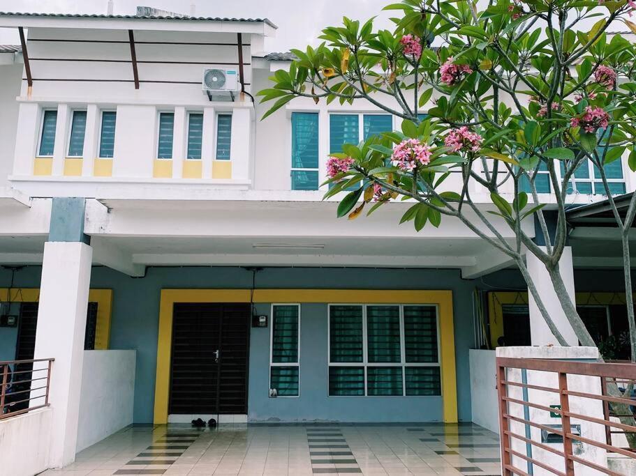 Spacious Cozy Lakeville Homestay 4 Bedrooms All With Aircond Seri Iskandar Buitenkant foto